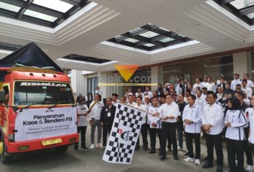 Wakil Ketua DPP PSI Jawa Timur, Andy Budiman ditemani oleh Ketua DPW PSI Jawa Timur, Bagus Panuntun dan Wakil Wali Kota Malang, Ali Muthohirin saat memberangkatkan kaos dan bendera PSI (blok-a.com / Yogga Ardiawan)