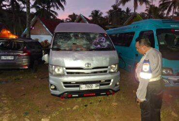 Aksi dugaan pengeroyokan dan perusakan yang terjadi di Pantai Wedi Awu, Kabupaten Malang (Polres Malang)