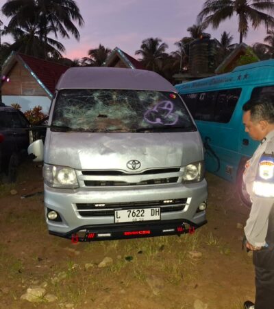 Aksi dugaan pengeroyokan dan perusakan yang terjadi di Pantai Wedi Awu, Kabupaten Malang (Polres Malang)