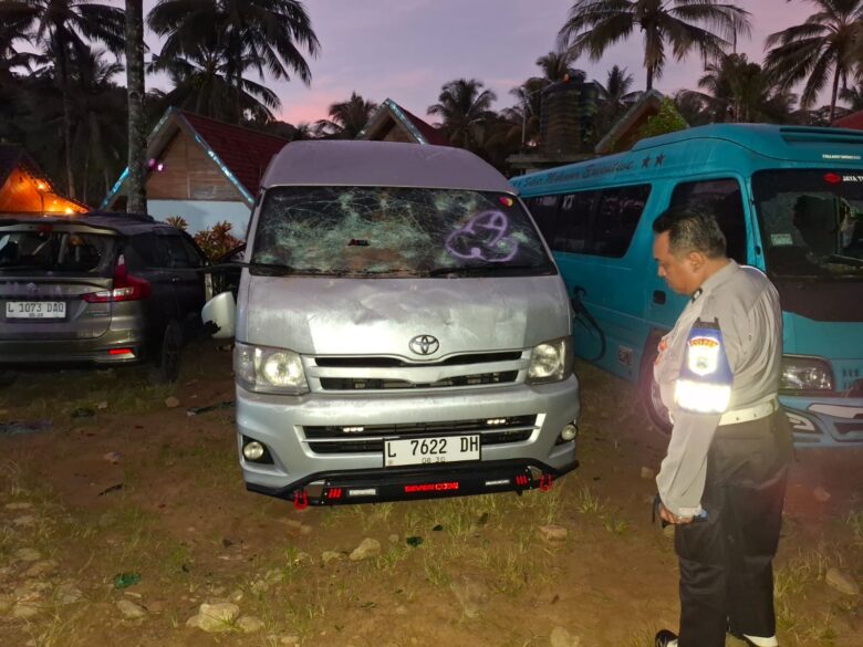 Aksi dugaan pengeroyokan dan perusakan yang terjadi di Pantai Wedi Awu, Kabupaten Malang (Polres Malang)