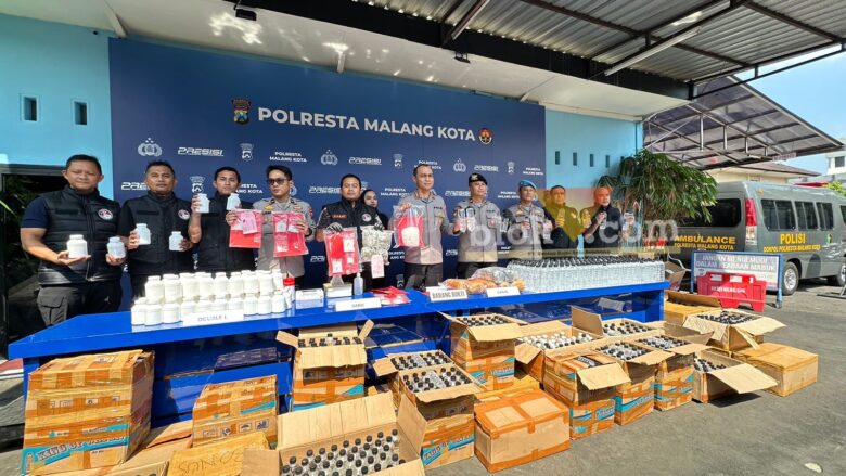 Polisi mengungkap 32 kasus narkoba dengan barang bukti lebih dari 1,6 kilogram sabu, hampir 9 kilogram ganja, serta 75 ribu butir pil Double L. (blok-a.com/ Berril Labiq)