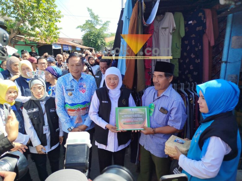 Gubernur Jawa Timur, Khofifah Indar Parawansa bersama Wali Kota Malang, Wahyu Hidayat saat memberikan bantuan untuk pedagang di Pasar Bentoel (blok-a.com / Yogga Ardiawan)