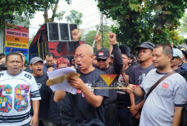 Koordinator aksi damai, Hadi Wiyono alias Pak Dur, saat melakukan orasi terkait dengan penutupan akses Bendungan Lahor (blok-a.com / Yogga Ardiawan)