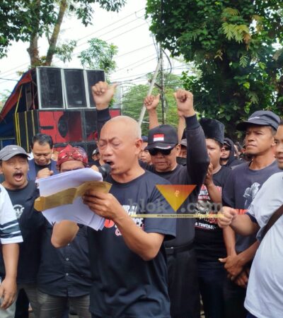 Koordinator aksi damai, Hadi Wiyono alias Pak Dur, saat melakukan orasi terkait dengan penutupan akses Bendungan Lahor (blok-a.com / Yogga Ardiawan)