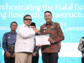 Wali Kota Malang, Wahyu Hidayat saat menerima penghargaan UB Halal Metric (Prokopim Kota Malang)