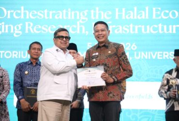 Wali Kota Malang, Wahyu Hidayat saat menerima penghargaan UB Halal Metric (Prokopim Kota Malang)