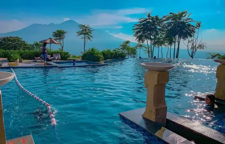Infinity pool dengan view alam milik salah satu hotel di kawasan Kota Malang & Kota Wisata Batu (foto: Amarta Hills Hotel & Resort)