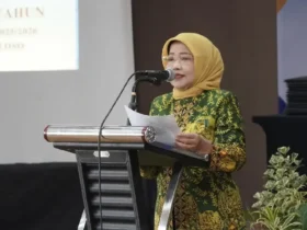 Wakil Bupati Malang, Hj Lathifah Shohib saat memberikan pesan kepada siswi SMK Mahardika Karangploso (prokopim)
