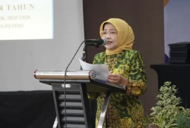 Wakil Bupati Malang, Hj Lathifah Shohib saat memberikan pesan kepada siswi SMK Mahardika Karangploso (prokopim)