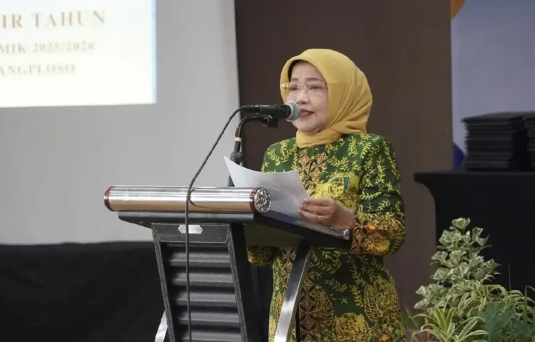 Wakil Bupati Malang, Hj Lathifah Shohib saat memberikan pesan kepada siswi SMK Mahardika Karangploso (prokopim)