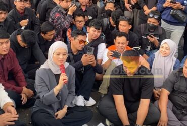 Ketua DPRD Kota Malang, Amithya saat menjawab tuntutan massa aksi