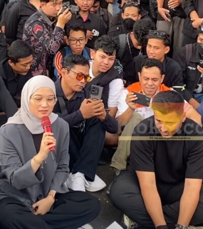 Ketua DPRD Kota Malang, Amithya saat menjawab tuntutan massa aksi