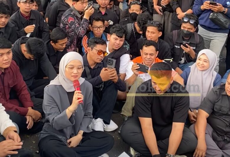 Ketua DPRD Kota Malang, Amithya saat menjawab tuntutan massa aksi