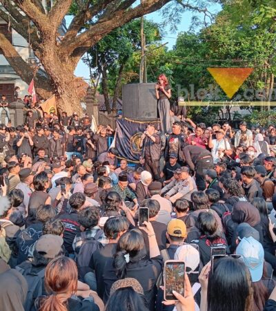 Ratusan mahasiswa yang tergabung dalam Aliansi Amarah Brawijaya bersama perwakilan sejumlah perguruan tinggi di Malang menggelar aksi demonstrasi di depan Gedung DPRD Kota Malang, Senin (15/6/2026). (blok-a.com / Yogga Ardiawan)