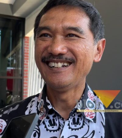 Kepala Diskominfo Kota Malang, Nur Widianto saat diwawancarai awak media (blok-a.com / Yogga Ardiawan)