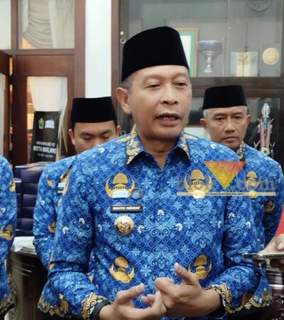 Wali Kota Malang, Wahyu Hidayat saat diwawancarai awak media (blok-a.com / Yogga Ardiawan)