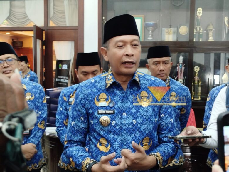 Wali Kota Malang, Wahyu Hidayat saat diwawancarai awak media (blok-a.com / Yogga Ardiawan)