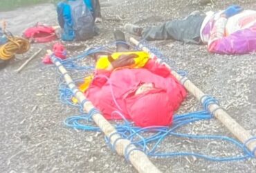 Proses evakuasi pendaki ilegal yang mengalami patah tulang di Semeru (Instagram: Cakyo_saversemeru)
