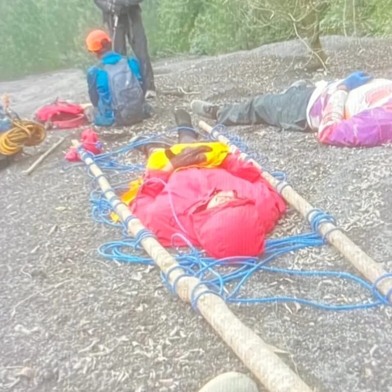 Proses evakuasi pendaki ilegal yang mengalami patah tulang di Semeru (Instagram: Cakyo_saversemeru)