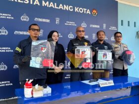 Wakasatreskrim Polresta Malang Kota AKP Didik Arifianto menunjukkan barang bukti kasus pencurian 14 unit iPhone di konter Dinasty Apple saat konferensi pers di Mapolresta Malang Kota. (blok-a.com / M Berril Labiq)