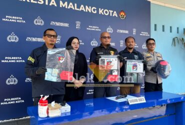 Wakasatreskrim Polresta Malang Kota AKP Didik Arifianto menunjukkan barang bukti kasus pencurian 14 unit iPhone di konter Dinasty Apple saat konferensi pers di Mapolresta Malang Kota. (blok-a.com / M Berril Labiq)