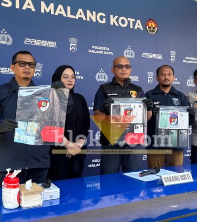 Wakasatreskrim Polresta Malang Kota AKP Didik Arifianto menunjukkan barang bukti kasus pencurian 14 unit iPhone di konter Dinasty Apple saat konferensi pers di Mapolresta Malang Kota. (blok-a.com / M Berril Labiq)