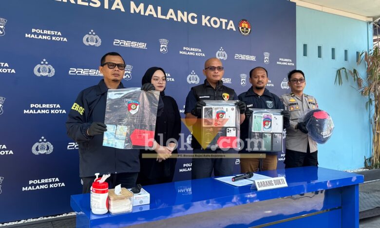 Wakasatreskrim Polresta Malang Kota AKP Didik Arifianto menunjukkan barang bukti kasus pencurian 14 unit iPhone di konter Dinasty Apple saat konferensi pers di Mapolresta Malang Kota. (blok-a.com / M Berril Labiq)