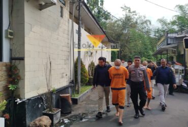 Dua pelaku penipuan bermodus UMKM Pemprov Jatim saat digelandang petugas Polres Malang (blok-a.com / Yogga Ardiawan)