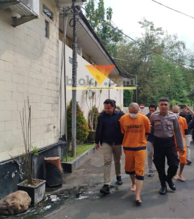 Dua pelaku penipuan bermodus UMKM Pemprov Jatim saat digelandang petugas Polres Malang (blok-a.com / Yogga Ardiawan)