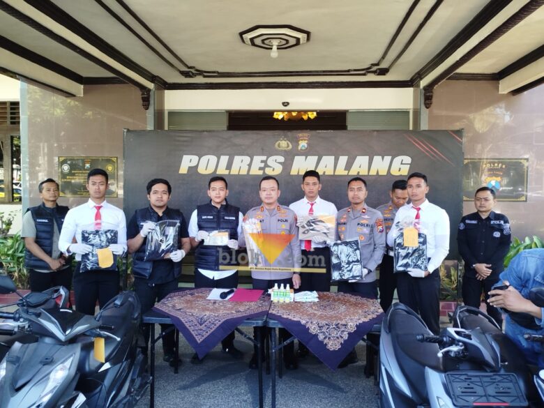 Rilis penetapan dua tersangka yang membawa sajam saat operasi penyekatan peresmian anggota perguruan silat (blok-a.com / Yogga Ardiawan)