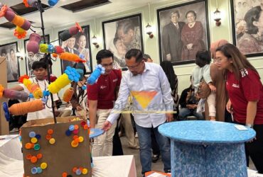 Student Development Associate Manager BINUS Malang, Yoseph Benny Kusuma bersama Plh Kepala DLH Kota Malang, Gamaliel Raymond saat melihat hasil produksi olahan sampah (blok-a.com / Yogga Ardiawan)