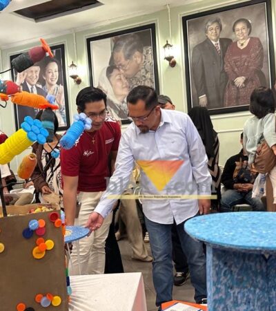 Student Development Associate Manager BINUS Malang, Yoseph Benny Kusuma bersama Plh Kepala DLH Kota Malang, Gamaliel Raymond saat melihat hasil produksi olahan sampah (blok-a.com / Yogga Ardiawan)