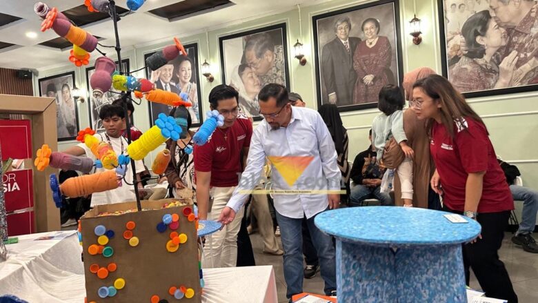 Student Development Associate Manager BINUS Malang, Yoseph Benny Kusuma bersama Plh Kepala DLH Kota Malang, Gamaliel Raymond saat melihat hasil produksi olahan sampah (blok-a.com / Yogga Ardiawan)