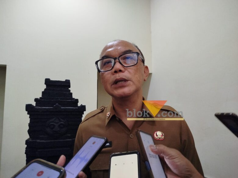 Kepala DPUBM Kabupaten Malang, Khairul Isnaidi Kusuma saat diwawancarai awak media (blok-a.com / Yogga Ardiawan)