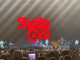 Sheila on 7 saat membawakan lagu-lagu andalannya di hadapan ribuan penonton dalam gelaran POLIPONI Si Paling Konser 2026 di Lapangan Rampal, Kota Malang, Sabtu (20/6/2026). (blok-a.com/ M Berril Labiq)