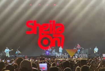 Sheila on 7 saat membawakan lagu-lagu andalannya di hadapan ribuan penonton dalam gelaran POLIPONI Si Paling Konser 2026 di Lapangan Rampal, Kota Malang, Sabtu (20/6/2026). (blok-a.com/ M Berril Labiq)