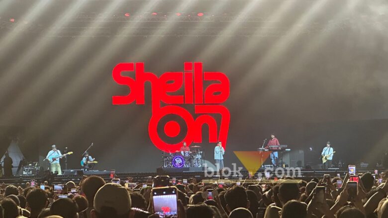 Sheila on 7 saat membawakan lagu-lagu andalannya di hadapan ribuan penonton dalam gelaran POLIPONI Si Paling Konser 2026 di Lapangan Rampal, Kota Malang, Sabtu (20/6/2026). (blok-a.com/ M Berril Labiq)