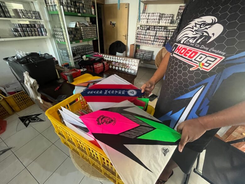 Layangan Sukhoi yang dibuat oleh perajin asal Malang dan menembus pasar internasional (istimewa)