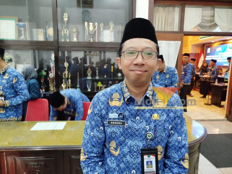 Plt Kepala BKPSDM Kota Malang, Hendru Martono saat diwawancarai awak media (blok-a.com / Yogga Ardiawan)