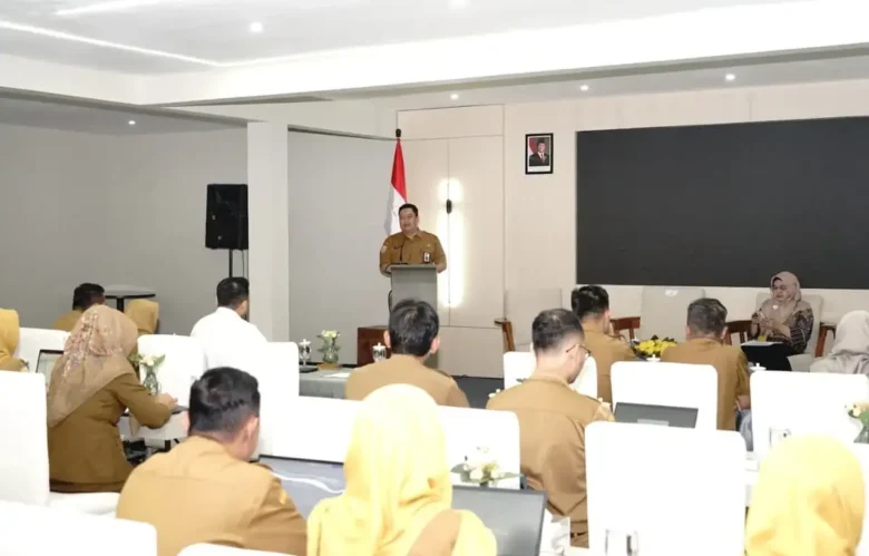 Sekda Kabupaten Malang, Budiar saat menghadiri Forum Komunikasi Implementasi Strategi Penguatan Rekrutmen dan Reaktivasi Peserta untuk Mewujudkan UHC Berkualitas Tingkat Kabupaten Malang (foto: dok. Prokopim)
