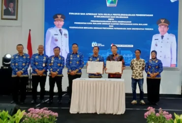 Plh Kepala DLH Kota Malang, Gamaliel Raymond Matondang usai menerima bantuan dana Rp 100 Juta untuk pengelolaan sampah (istimewa)