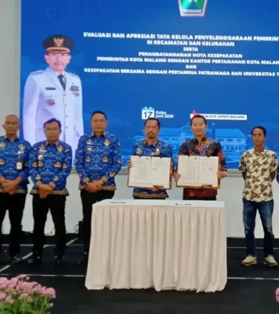 Plh Kepala DLH Kota Malang, Gamaliel Raymond Matondang usai menerima bantuan dana Rp 100 Juta untuk pengelolaan sampah (istimewa)