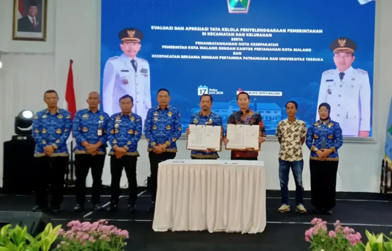 Plh Kepala DLH Kota Malang, Gamaliel Raymond Matondang usai menerima bantuan dana Rp 100 Juta untuk pengelolaan sampah (istimewa)