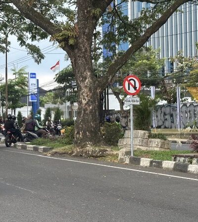U-Turn di Jalan Soekarno-Hatta (Suhat) Kota Malang dipasang plang (blok-a/Bob Bimantara Leander)