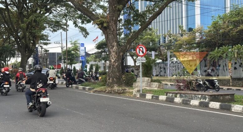 U-Turn di Jalan Soekarno-Hatta (Suhat) Kota Malang dipasang plang (blok-a/Bob Bimantara Leander)