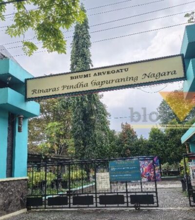 Tampak depan SMPN 4 Malang yang berdiri di lahan UM (blok-a/Bob Bimantara Leander)