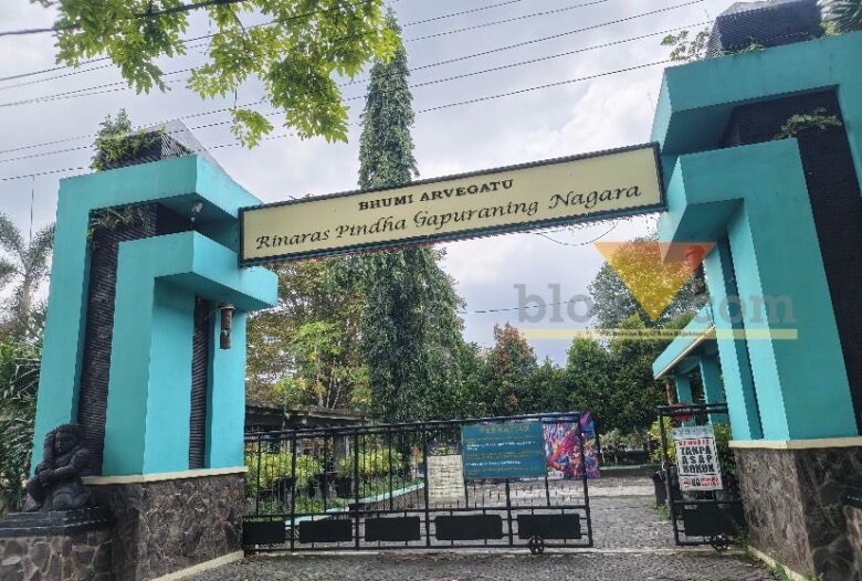 Tampak depan SMPN 4 Malang yang berdiri di lahan UM (blok-a/Bob Bimantara Leander)