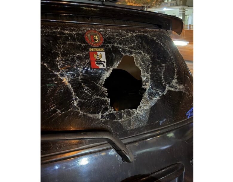 Klakson Sekali, Kaca Mobil Pecah Dilempar Batu di Jalan Kalimasodo Malang