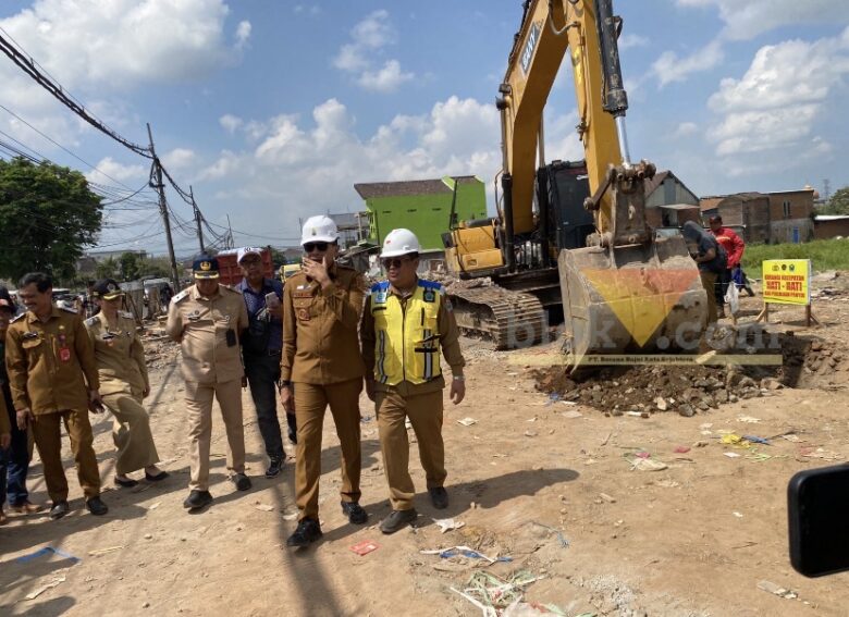 Wali Kota Malang, Wahyu Hidayat di Pasar Gadang yang akan mulai diperbaiki jalannya, Senin (15/6/2026) (blok-a/Bob Bimantara Leander)