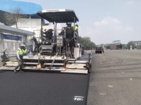 Pengaspalan jalan di halaman luar Stadion Kanjuruhan yang dilaksanakan oleh DPUBM Kabupaten Malang (DPUBM for blok-a.com)